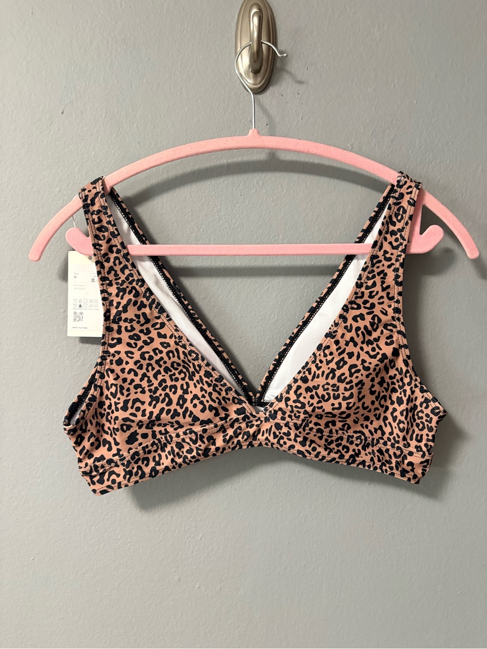 NWT Halara leopard print deep V-neckline bikini top. Size Medium - Picture 5 of 7